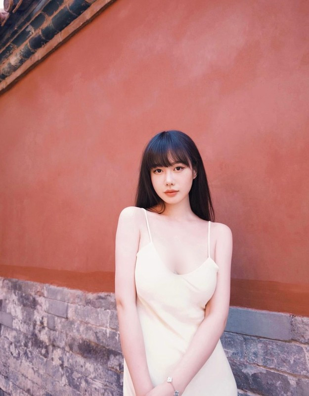 Thường ngày, người đẹp che chắn hình xăm bằng trang phục kín đáo, hay diện áo ren lưới mỏng manh để thêm phần xinh xắn.