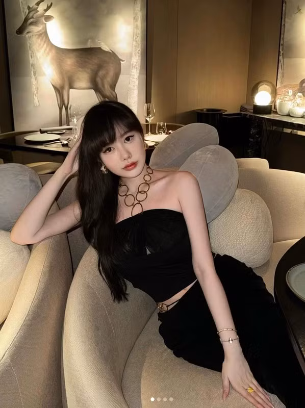 Trong những bức hình gần đây, Yao Donny cũng ăn mặc kín đáo nhưng ôm sát đường cong cơ thể và thân hình đẫy đà của mình.