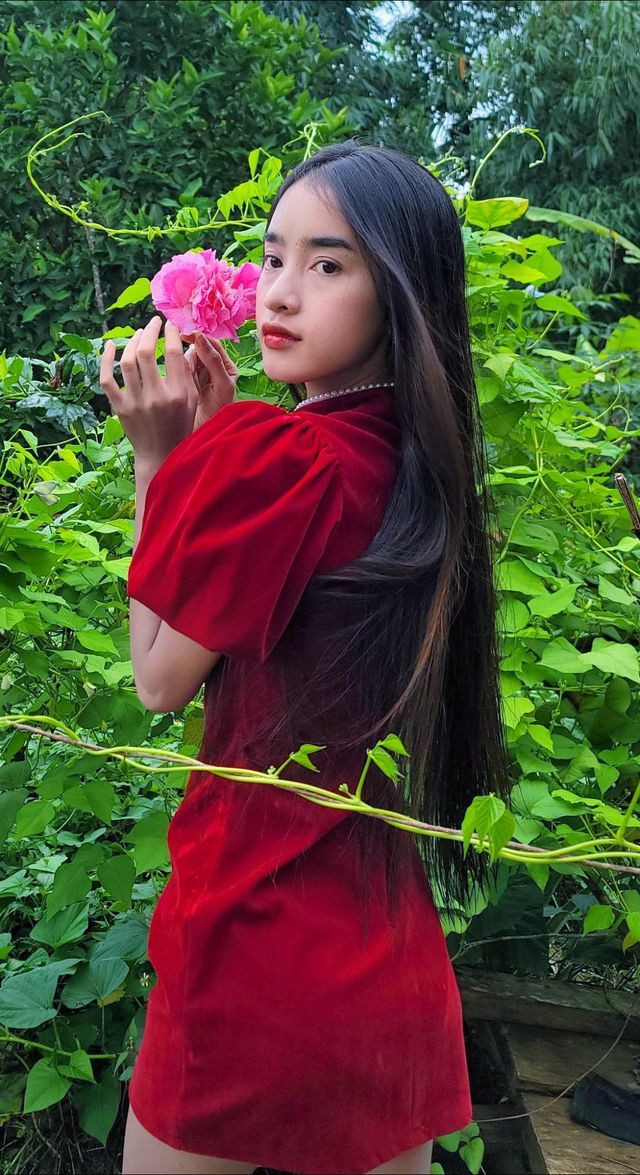 Đứng trước những chỉ trích về mình, Yona Cươn vẫn ngày ngày ra clip và khoe sắc vóc "dậy thì thành công".