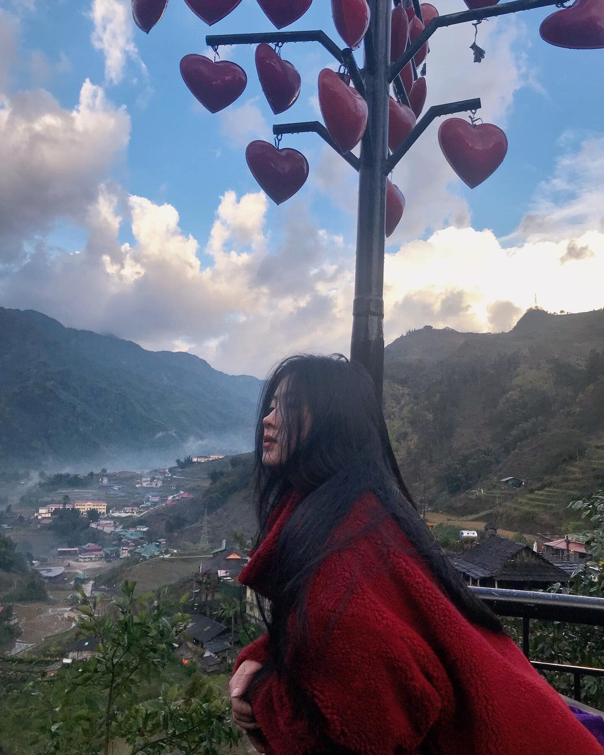 Như Caroline đang tiếp tục ưu tiên thời gian để hoàn thành việc học, dù bất ngờ nổi tiếng trên MXH TikTok. Bên cạnh đó cô vẫn lên nương phụ giúp công việc đồng áng với bố mẹ khi rảnh rỗi.