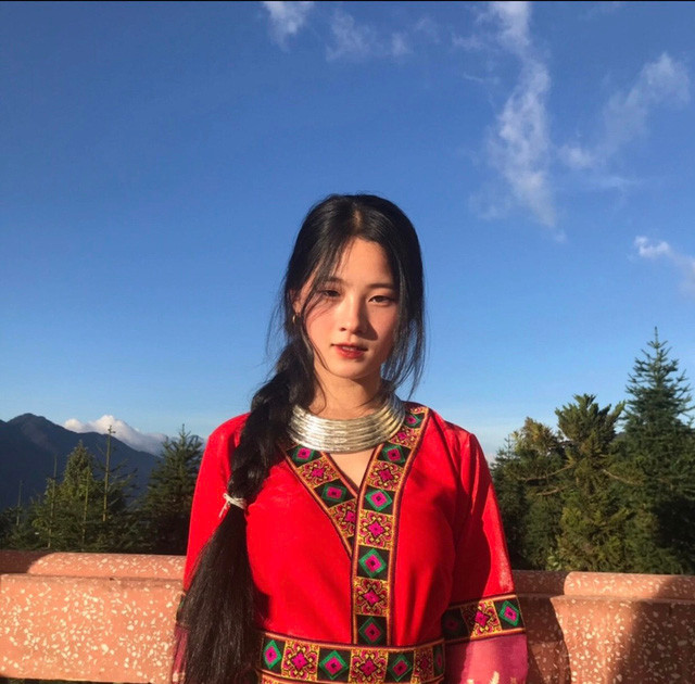 Giữa một màu xanh đại ngàn, bóng dáng cô gái người dân tộc Dao Đỏ khoác lên mình bộ trang phục với sắc màu tươi tắn, rực rỡ tựa như những bông hoa xinh đẹp trong lòng núi.