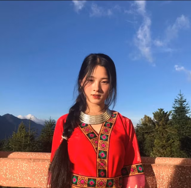 Giữa một màu xanh đại ngàn, bóng dáng cô gái người dân tộc Dao Đỏ khoác lên mình bộ trang phục với sắc màu tươi tắn, rực rỡ tựa như những bông hoa xinh đẹp trong lòng núi.