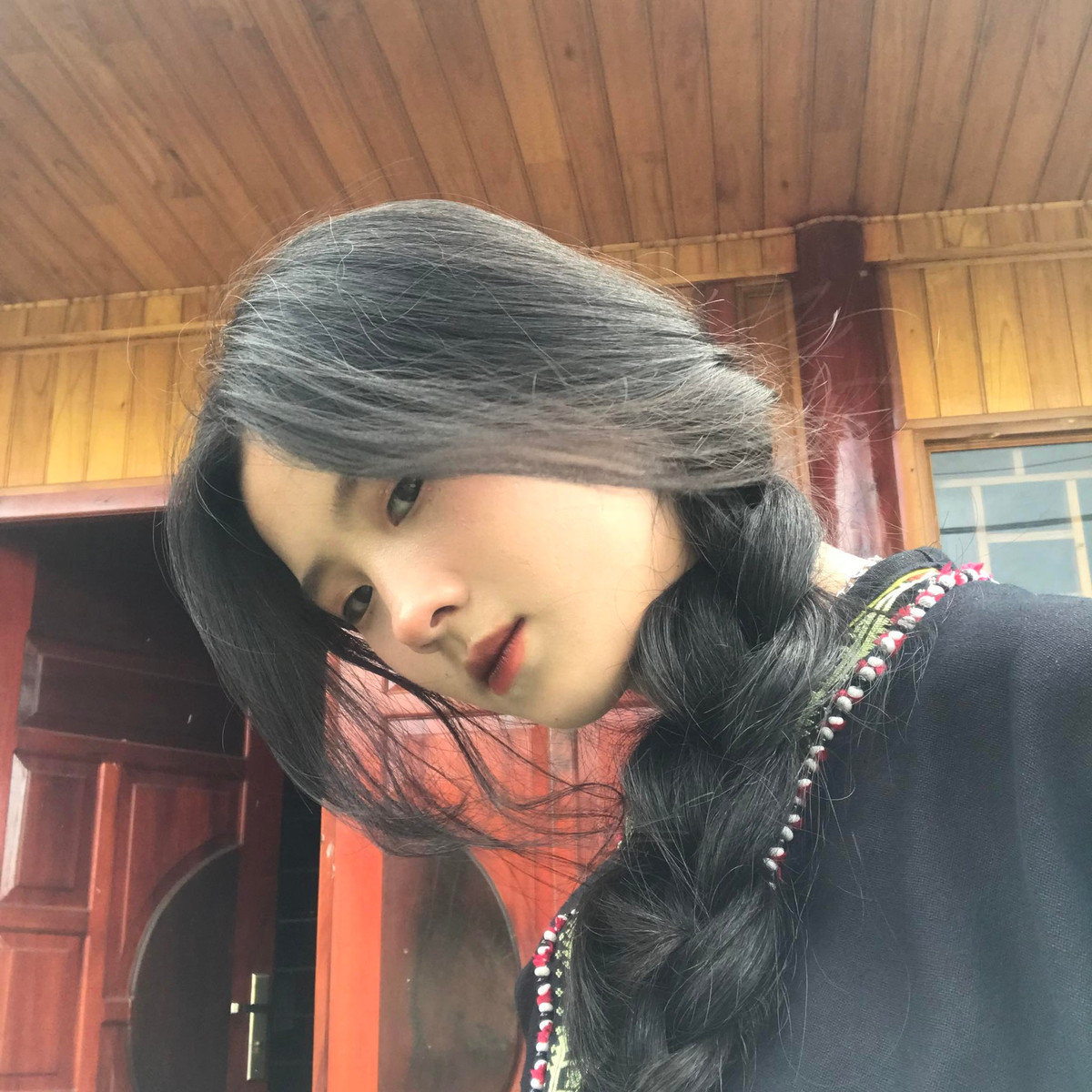 Cô gái trẻ này có tên là Như Ca hay còn gọi là Như Caroline, sinh năm 2005, hiện đang là học sinh lớp 11 tại Sa Pa.