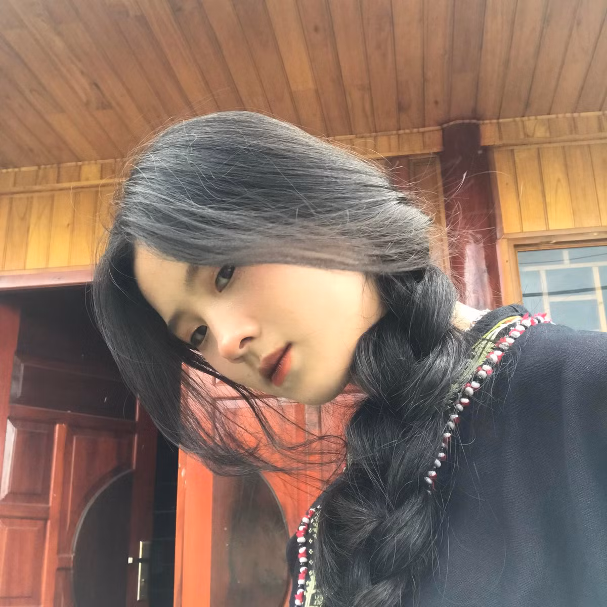 Cô gái trẻ này có tên là Như Ca hay còn gọi là Như Caroline, sinh năm 2005, hiện đang là học sinh lớp 11 tại Sa Pa.