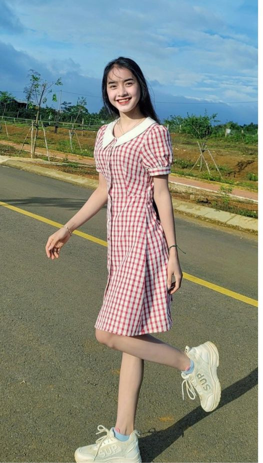 Với ngoại hình xinh xắn, dễ thương cùng những clip xoay quanh cuộc sống bình dị, Yona Cươn nhanh chóng trở thành hiện tượng mạng xã hội. Kênh TikTok của hot girl này đang có 4,1 triệu người theo dõi, lượt tương tác lên đến hàng trăm thậm chí hàng nghìn trên mỗi video.