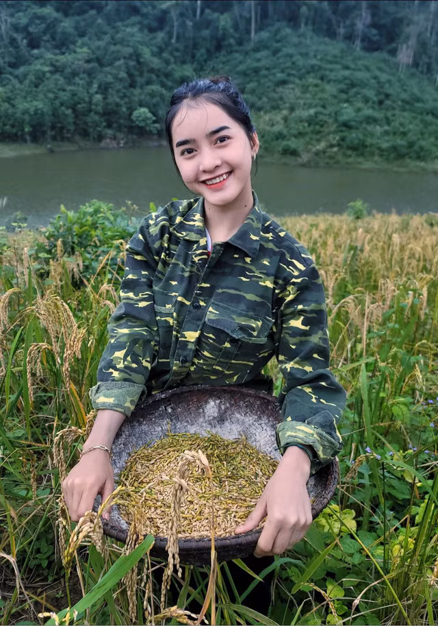 Cái tên "Yona Cươn" xuất phát từ việc cô nàng thần tượng thành viên Yoona của nhóm nhạc nữ Kpop - SNSD. Do đó, cô sử dụng từ "Yona" trong tên "Yoona" và kết hợp với từ "Cươn" trong tên thật "Đinh Thị Cươn" để ra đời cái tên "Yona Cươn".