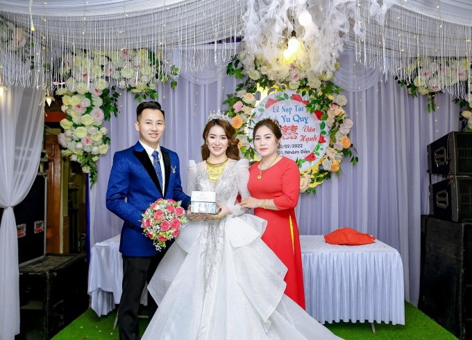 Số quà cưới “khủng” khiến Quỳnh Như vô cùng bất ngờ bởi cô không hề được ai thông báo trước. Thậm chí, đám cưới của cô nàng được tổ chức rất giản dị nơi quê nhà nhưng số quà cưới lại không hề “giản dị” như vậy.