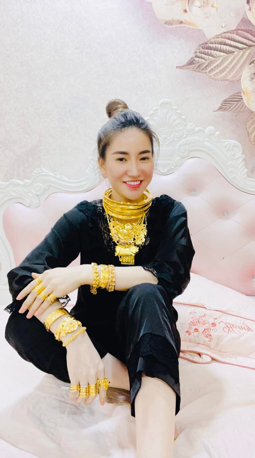 Đầu năm 2022, khi dân mạng chưa hết ngỡ ngàng bởi một đám cưới ngập vàng ở Nghệ An thì lại tiếp tục “choáng ngợp” bởi hình ảnh cô dâu Thanh Hóa đeo vàng chi chít cổ.