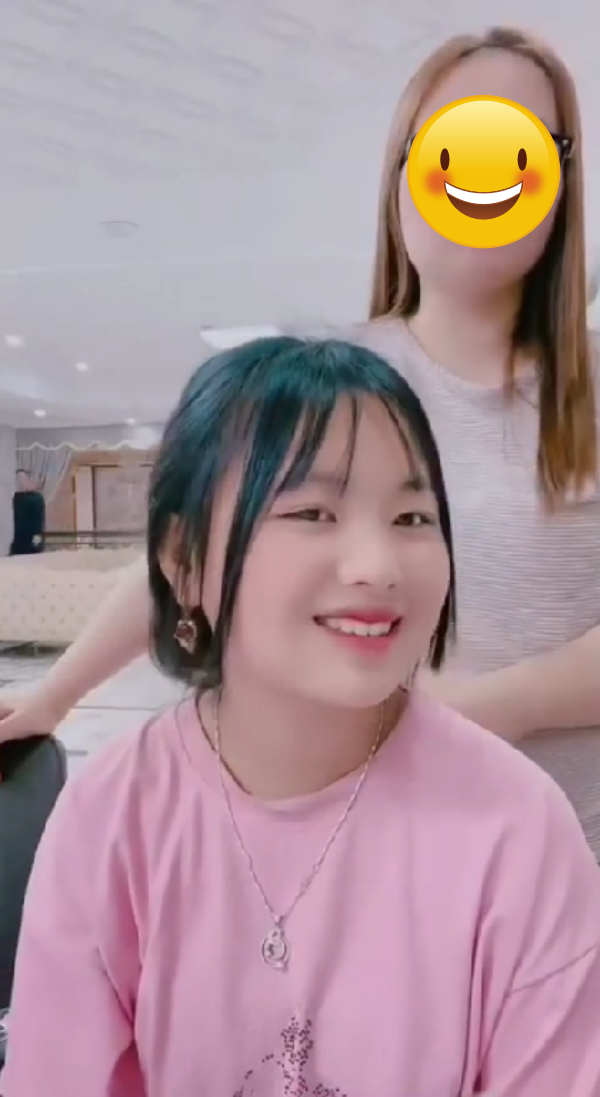 Hiện tượng mạng đến từ Hà Giang này cũng tỏ ra bẽn lẽn khi lâu ngày mới trở lại sống trong căn phòng riêng với đầy đủ đồ dùng hiện đại. Phúng Phính thậm chí còn quên mất cách sử dụng vòi tắm, khiến em loay hoay, mày mò mãi.