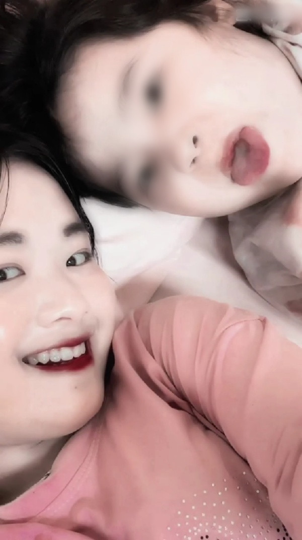 Mới đây, Mua Thị Dua biệt danh Phúng Phính Hà Giang đã đăng tải đoạn clip ngắn với tinh thần khá vui vẻ. Đặc biệt, cô bé còn xác nhận chuyện mình đã có mặt ở Hà Nội.