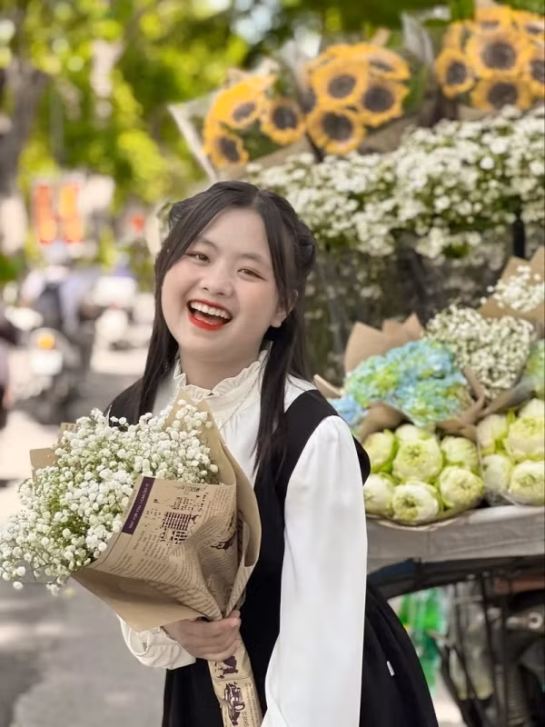 Nếu ai thường xuyên theo dõi Mua Thị Dua có thể thấy, vào khoảng đầu tháng 10/2022, cô bé được người hỗ trợ đón từ Hà Giang lên Hà Nội để thuê làm mẫu độc quyền.