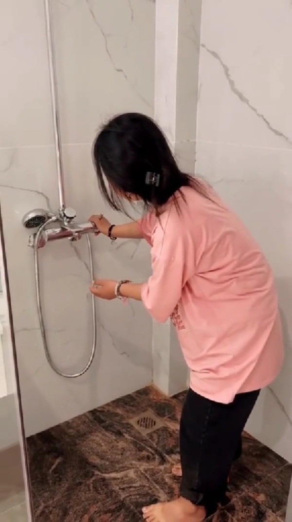 Hiện vẫn chưa rõ liệu Dua quay lại Hà Nội với mục đích gì nhưng động thái mới của em khiến dân mạng không khỏi vui mừng. Đồng thời, họ cũng bày tỏ sự lo lắng cho tương lai của cô bé Hà Giang.