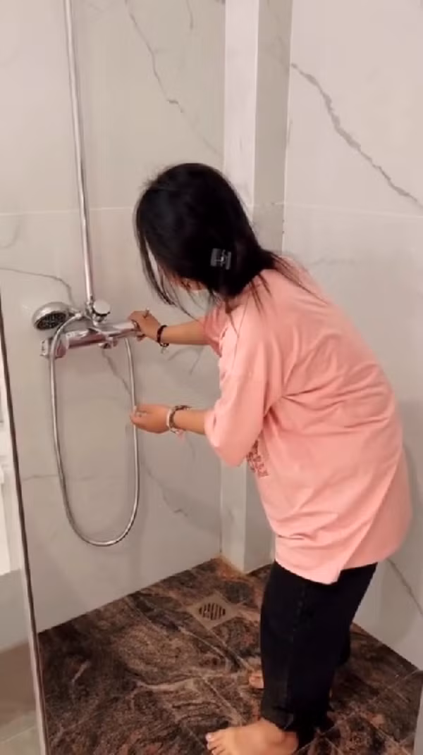 Hiện vẫn chưa rõ liệu Dua quay lại Hà Nội với mục đích gì nhưng động thái mới của em khiến dân mạng không khỏi vui mừng. Đồng thời, họ cũng bày tỏ sự lo lắng cho tương lai của cô bé Hà Giang.