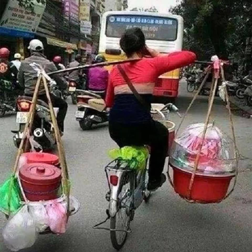 Hàng rong nay không còn đi bộ, thay vào đó họ như những người làm xiếc giữa đường.