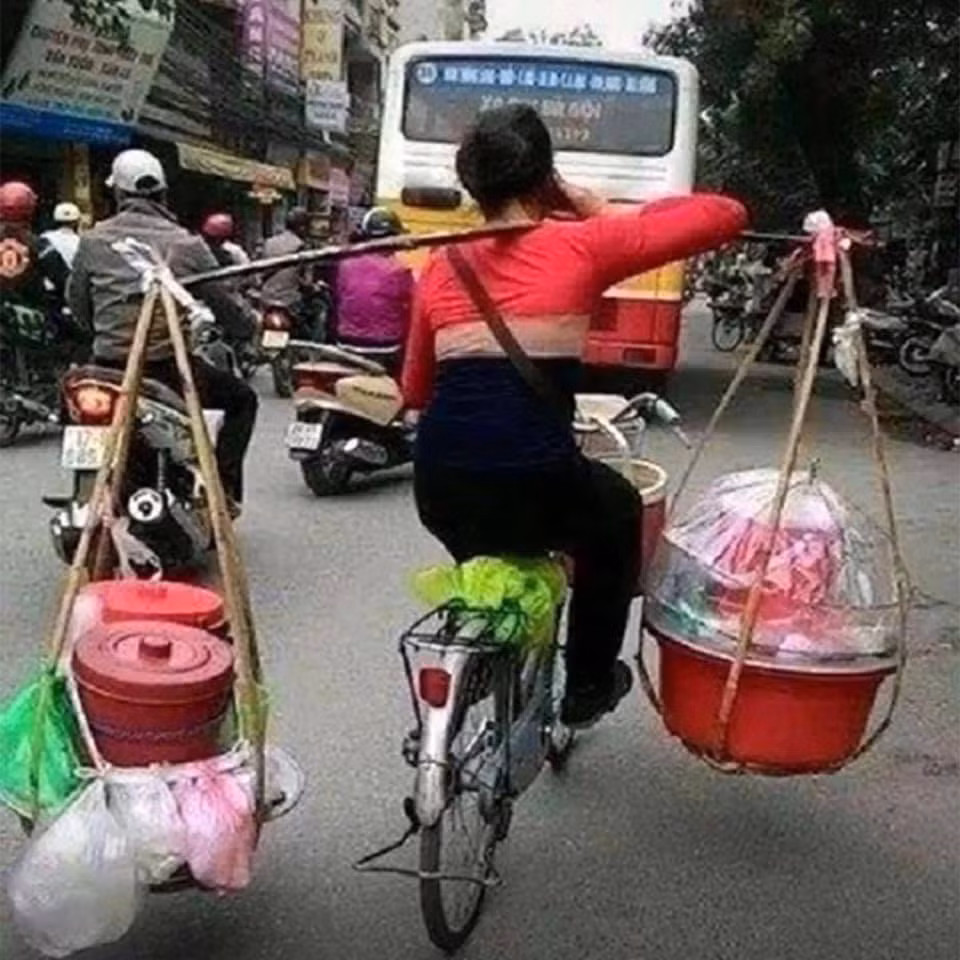 Hàng rong nay không còn đi bộ, thay vào đó họ như những người làm xiếc giữa đường.