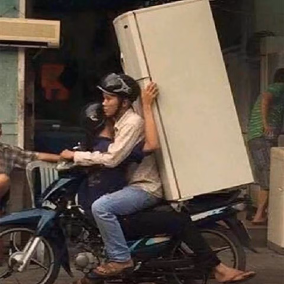 Những màn chở hàng cồng kềnh cực nguy hiểm như này từng làm vấn đề được dân mạng vô cùng quan tâm.