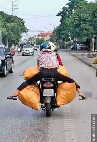 Trở hàng cồng kềnh vượt quá sự cho phép của luật giao thông.