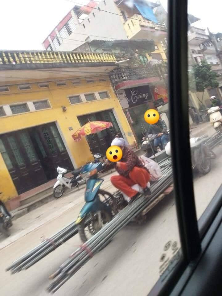 Mới đây trên MXH, loạt hình ảnh tham gia giao thông cực bá đạo được dân tình tổng hợp khiến ai nhìn cũng phải giật bắn mình.