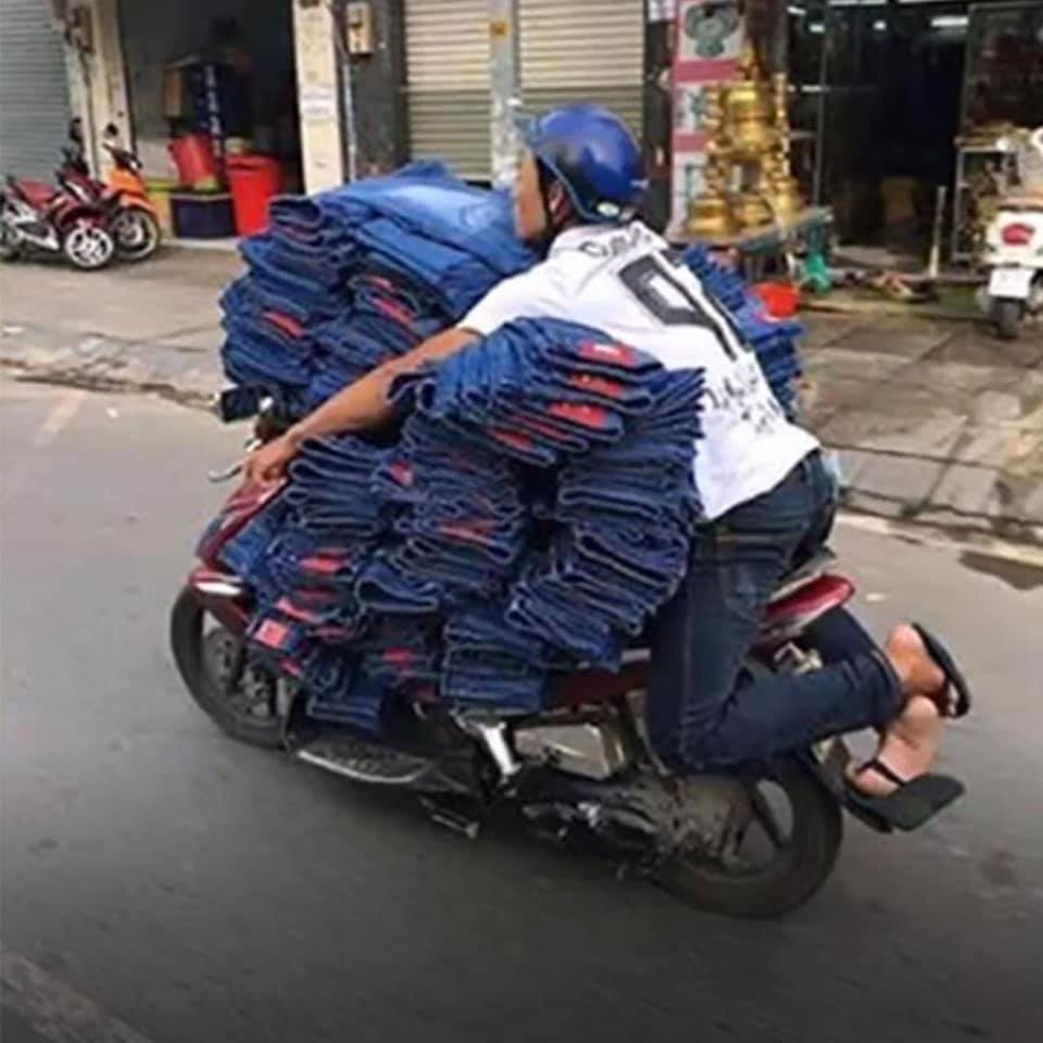 Việc điều khiển xe ôm cả "thế giới" vào lòng như này khiến ai cũng phải ái ngại.