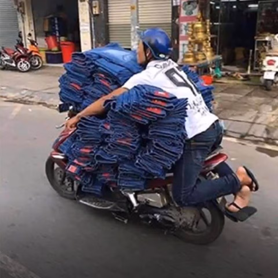 Việc điều khiển xe ôm cả "thế giới" vào lòng như này khiến ai cũng phải ái ngại.