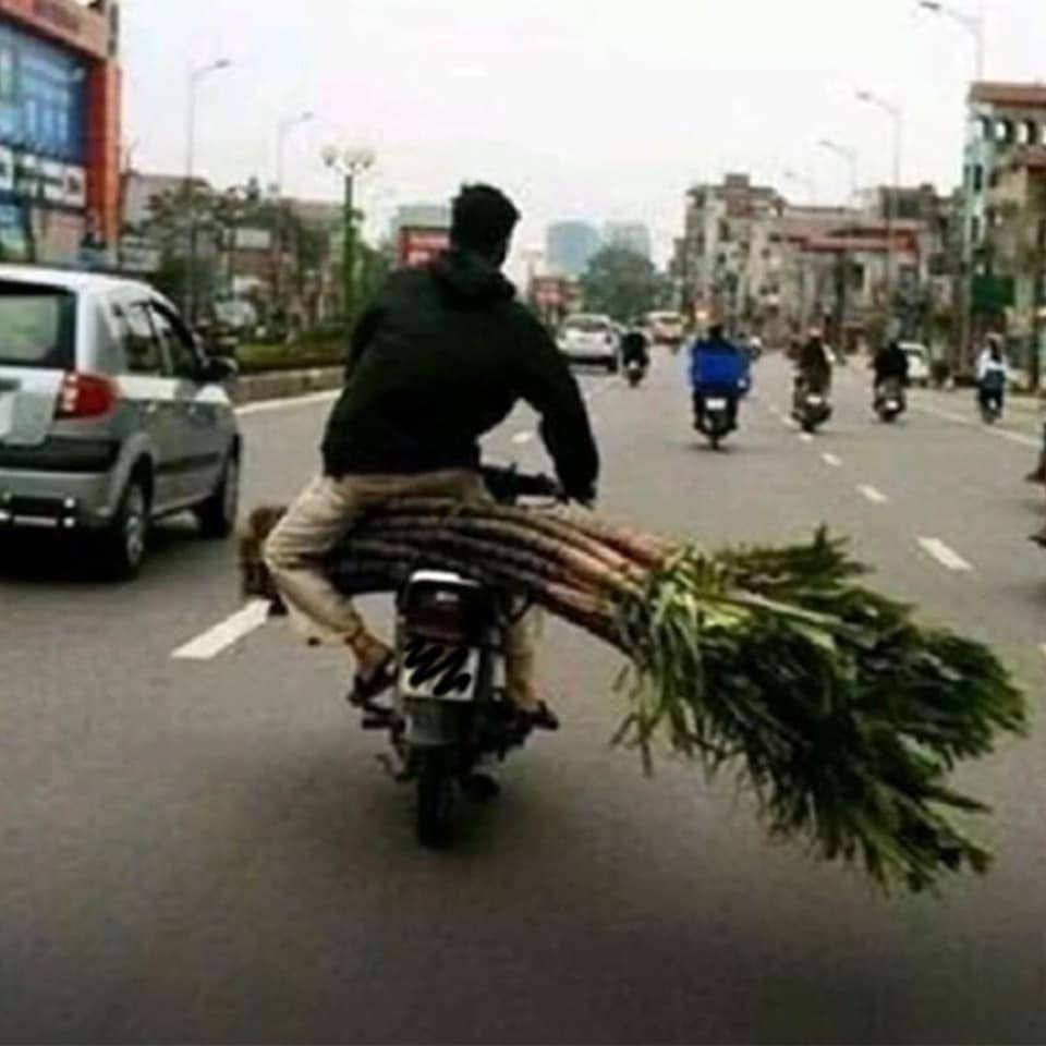 Thay vì chấp hành luật giao thông thì một số người vì "lý do này, lý do kia" vẫn tiếp diễn những màn "làm xiếc trên đường".