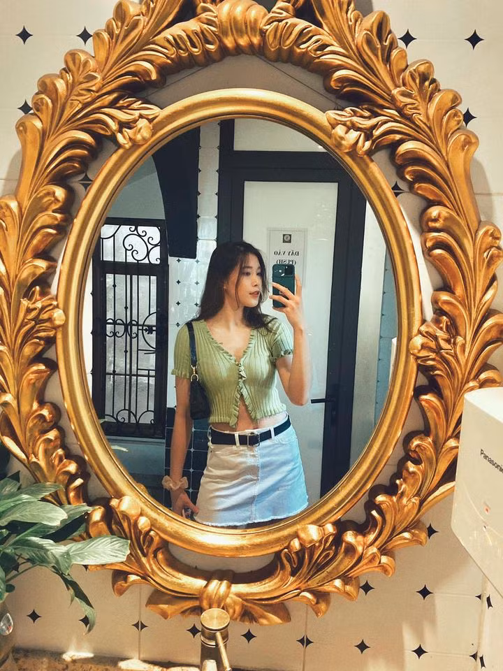 Vòng eo thon gọn là điều dễ thấy ở bất cứ VĐV thể thao nào. Thu Huyền là sự kết hợp hoàn hảo của nhan sắc và vóc dáng, toát lên thần thái rất riêng.