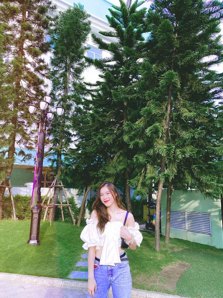 Chính nhờ vẻ đẹp tự nhiên giúp Huyền tự tin chụp những tấm trực diện, không nghiêng, không cần chỉnh sửa quá nhiều.