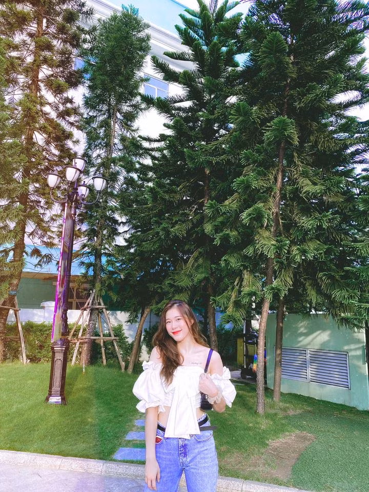 Chính nhờ vẻ đẹp tự nhiên giúp Huyền tự tin chụp những tấm trực diện, không nghiêng, không cần chỉnh sửa quá nhiều.