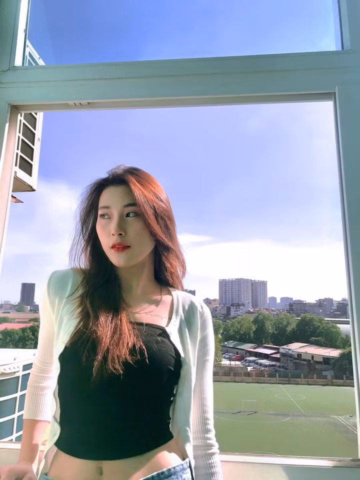 Không chỉ xinh, Thu Huyền còn tỏ ra vô cùng lấy. Cụ thể, dưới phần bình luận, cô nàng cho biết: "Thực ra là vào siêu thị mua đồ là phụ còn chụp ảnh là chính đấy mng ạ".