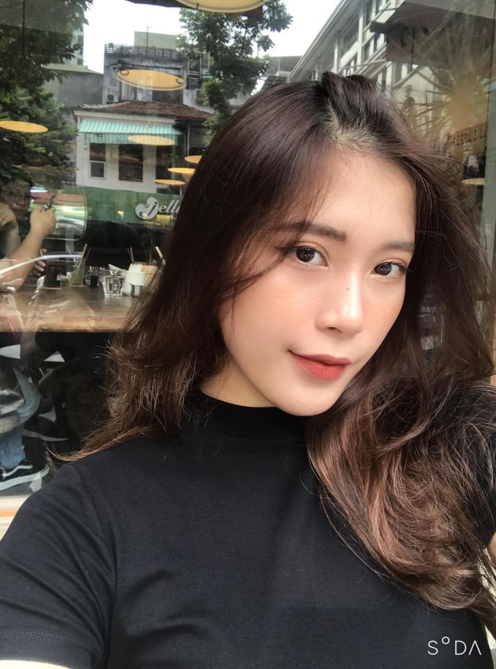 Nói về những bức ảnh "triệu like" trên trang cá nhân của mình, Thu Huyền từng chia sẻ rằng chúng thường được cô nàng tự chụp hoặc nhờ bạn chụp hộ trong mỗi dịp đi dạo phố.