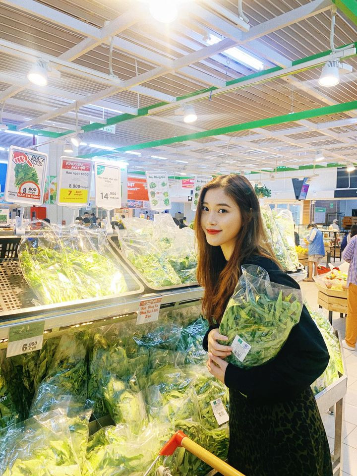 Trên trang cá nhân của mình, ngoài những bức ảnh khoe vóc dáng trong lúc tập luyện và thi đấu, hot girl bóng chuyền - Đặng Thu Huyền còn thường xuyên chia sẻ những bức ảnh cuộc sống đời thường.