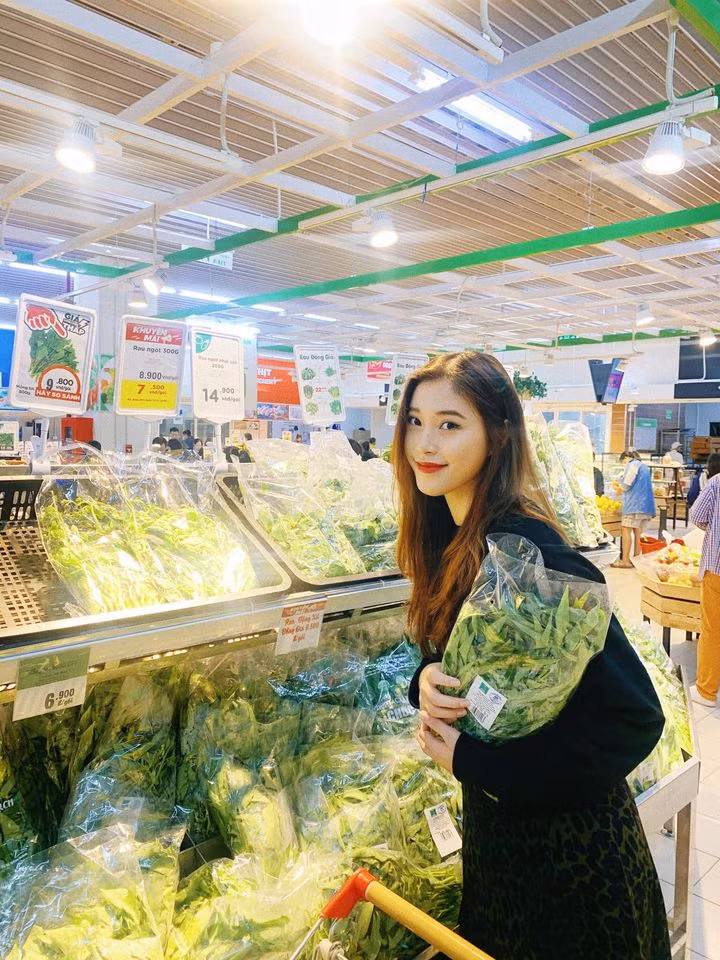 Trên trang cá nhân của mình, ngoài những bức ảnh khoe vóc dáng trong lúc tập luyện và thi đấu, hot girl bóng chuyền - Đặng Thu Huyền còn thường xuyên chia sẻ những bức ảnh cuộc sống đời thường.