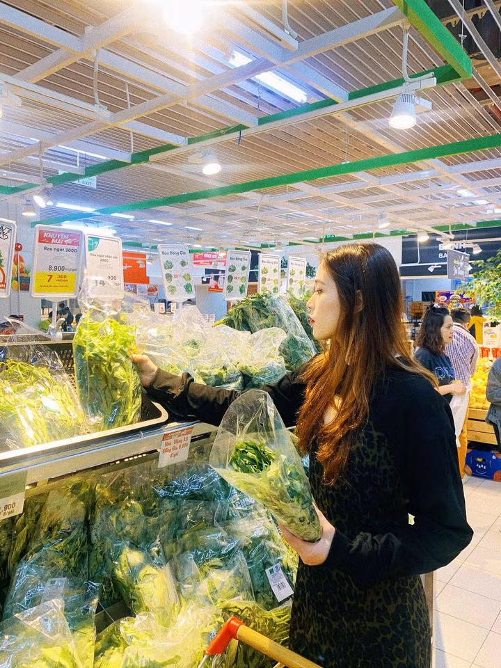 Xuất hiện trong siêu thị với chiếc váy đơn giản nhưng nhờ gương mặt sáng cùng vóc dáng chuẩn không cần chỉnh, Đặng Thu Huyền cũng làm sáng bừng khung ảnh.