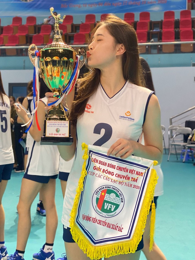 Nếu người hâm mộ lần đầu theo dõi mạng xã hội của Đặng Thu Huyền, ắt sẽ lầm tưởng cô với một diễn viên, người mẫu ảnh chuyên nghiệp.