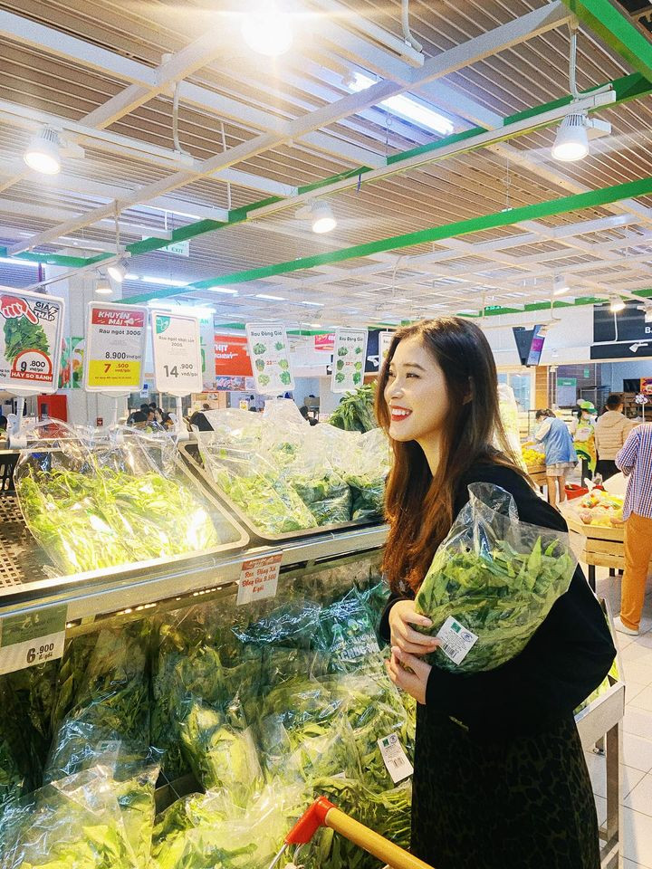 Mới đây, Thu Huyền chia sẻ những bức ảnh đi siêu thị của mình thôi nhưng cũng thu hút hàng ngàn bình luận và lượt like trên MXH.