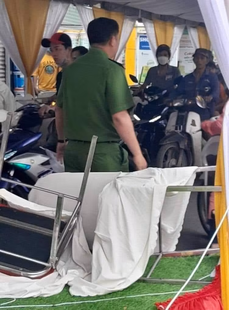 Cụ thể chủ bài đăng có viết: "Dựng rạp đám cưới chiếm 3/4 đường. Người dân 3 máu 6 cơn, người nhà thì "thông cảm tí, cả đời cưới mỗi 1 lần" còn công an thì "bê hết chỗ nãy lên phường". Nhiệt liệt ủng hộ các đồng chí áo xanh. Mấy lần đi đường gặp quả này xong phải đi vòng đường khác rồi. Cay!"