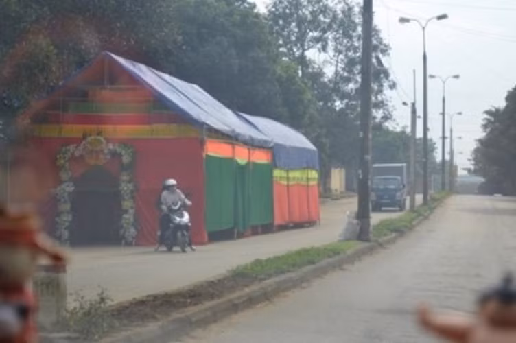 Dựng rạp ngay giữa đường thế này vừa làm cản trở phương tiện qua lại, vừa khiến khách đến dự lo nơm nớp.