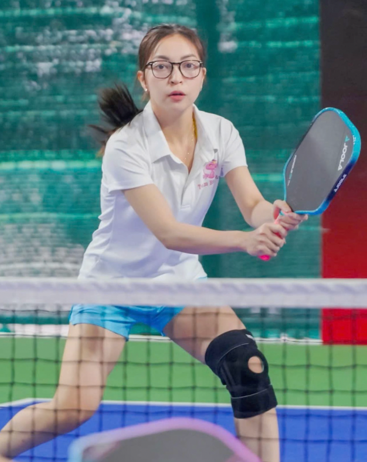 Trên sân tập, Nhật Lê khoe nhan sắc xinh đẹp, vóc dáng mảnh mai, săn chắc, đặc biệt là làn da được khen "trắng phát sáng"