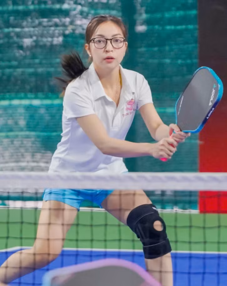 Trên sân tập, Nhật Lê khoe nhan sắc xinh đẹp, vóc dáng mảnh mai, săn chắc, đặc biệt là làn da được khen "trắng phát sáng"