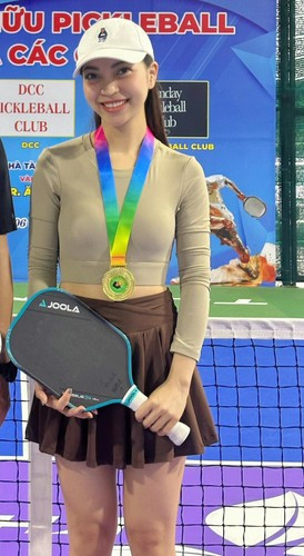 Trong những bộ cánh đơn giản, phù hợp với dân thể thao, Nhật Lê khoe nhan sắc xinh đẹp, nụ cười rạng ngời đầy sức sống và ánh mắt lấp lánh niềm vui.