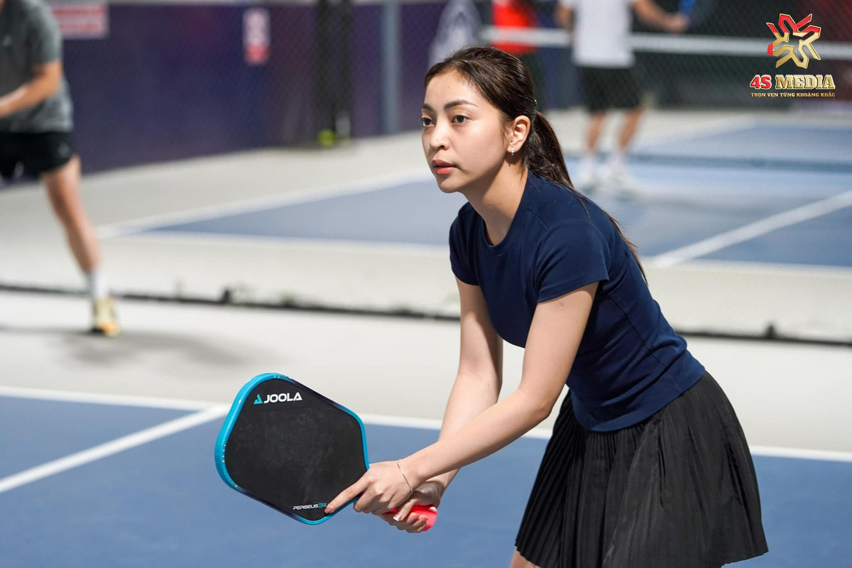 Trên sân pickleball, Nhật Lê thoải mái thể hiện cá tính, hình ảnh năng động, không còn nhận ra nét "bánh bèo" nữ tính ngày thường