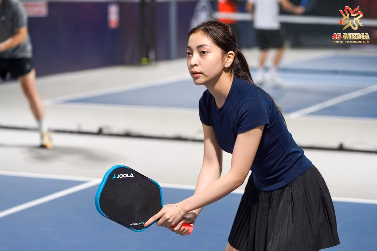 Trên sân pickleball, Nhật Lê thoải mái thể hiện cá tính, hình ảnh năng động, không còn nhận ra nét "bánh bèo" nữ tính ngày thường
