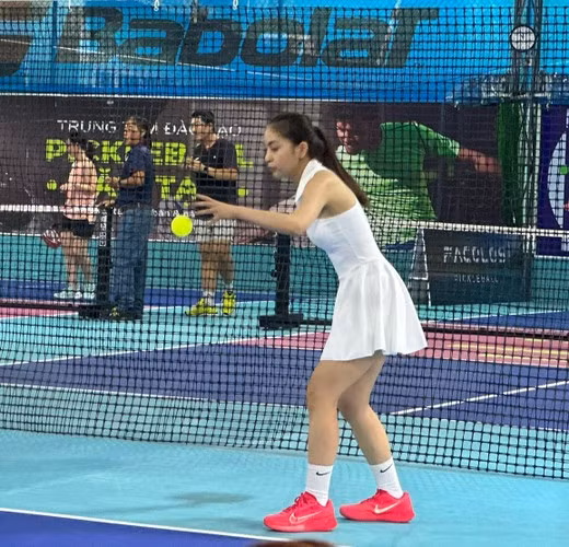Nàng hot girl thể hiện niềm đam mê với pickleball bằng những buổi tập nghiêm túc và tham gia thi đấu ở giải phong trào, đạt được giải ba.