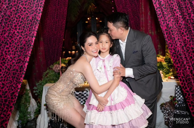 Những món ăn trong buổi sinh nhật nữ đại gia cũng được cho là rất đắt đỏ, càng làm nhiều netizen tò mò hơn về việc Đoàn Di Băng đã chi bao nhiêu tiền cho toàn bộ buổi mừng sinh nhật này.