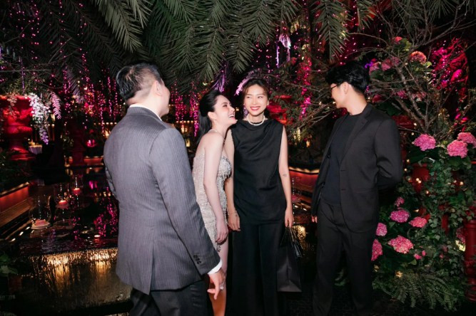 Góp mặt trong buổi tiệc của "nữ đại gia quận 7" Đoàn Di Băng, bên cạnh hội bạn thân và những đối tác của cô thì còn có dàn sao Việt như Ngọc Trinh, Lê Giang, Ngô Thanh Vân...