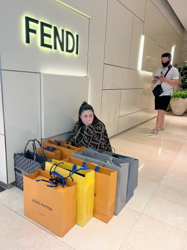 Sau bữa tiệc, Đoàn Di Băng cũng khoe "núi" quà sinh nhật toàn đồ hiệu với mức giá xa xỉ đến từ các thương hiệu lớn.