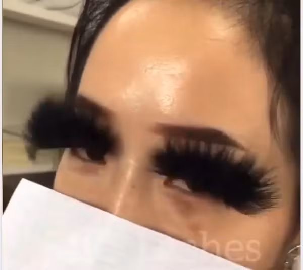 Đây không phải lần đâu tiên mà những thảm họa nối mi xuất hiện trên MXH.