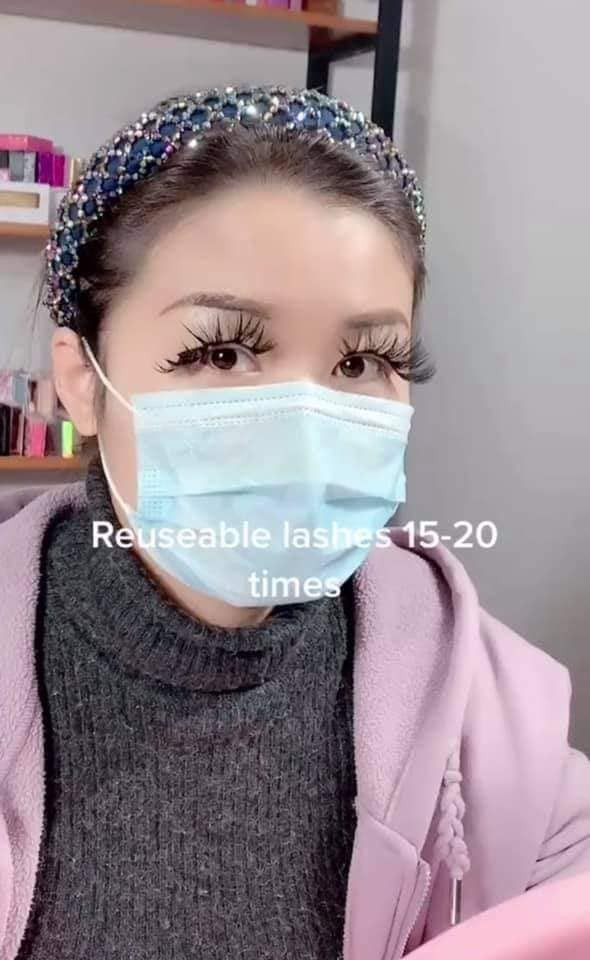 Cụ thể, mẫu lông mi giả này có độ dài và độ dày gấp 3, thậm chí gấp 5 lần mi bình thường. Mi được uốn cong vút, che hết mắt nhìn khá giống hình dáng một chiếc… chổi xể.