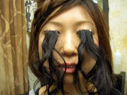 Nối mi như này thì sao cô gái có thể mở được mắt.