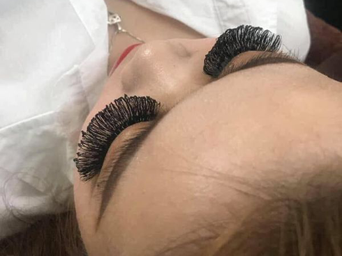 Chứng kiến mẫu lông mi này, nhiều người tự đặt câu hỏi: "Liệu hội chị em có đủ tự tin xuống phố với tác phẩm này?".